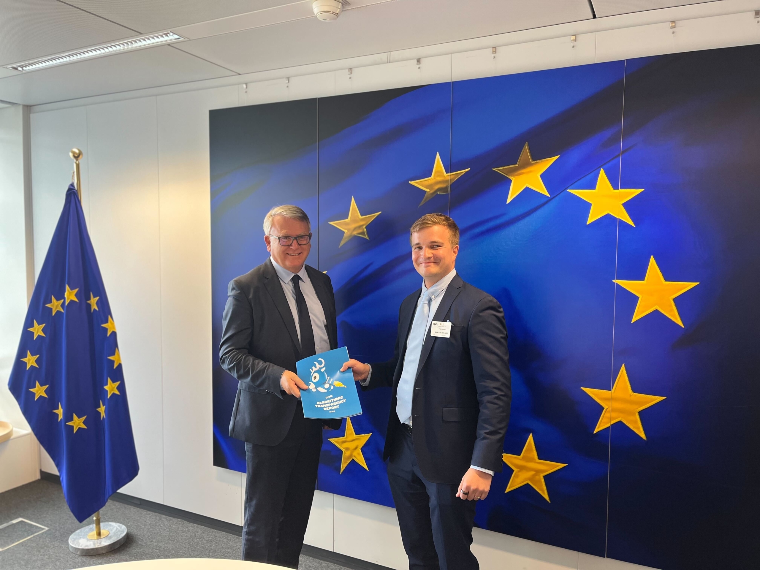 Our CEO Miki Kuusi handing over the Wolt Algorithmic Transparency Report to EU Commissioner for Jobs and Social Rights Nicolas Schmit.